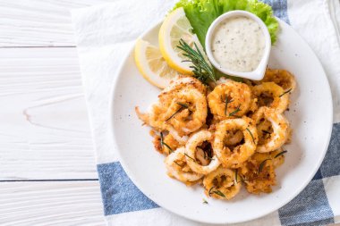 Kızarmış squids ve soslu ahtapot (kalamar)