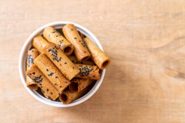 Taylandlı çıtır Hindistan cevizi rulo