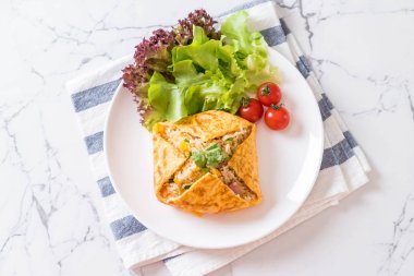 Bir omlet kaydırma aromalı Fried Rice