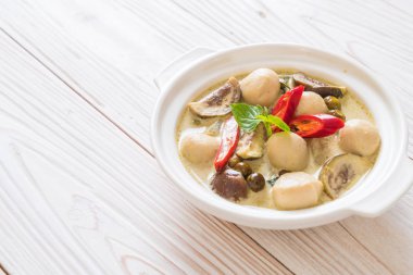 Balık topu ile yeşil köri