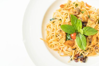 Tavada kızartılmış spagetti ve kurutulmuş gurami