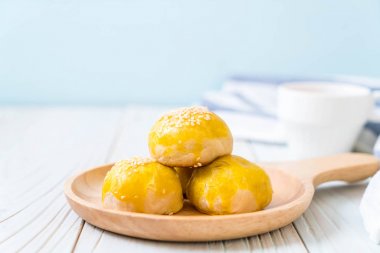 Çin böreği veya moon kek mung fasulye ezmesi ve tuz ile doldurulmuş