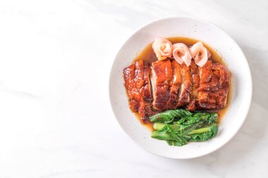 Kızarmış ördek masada.