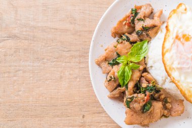 fesleğen pilav ve kızarmış yumurta ile tavada kızartılmış domuz eti