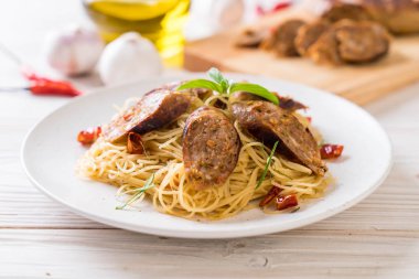 Sai Aua (Notrhern Tay baharatlı sucuk ile tavada kızartılmış spagetti)