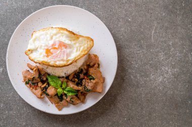 fesleğen pilav ve kızarmış yumurta ile tavada kızartılmış domuz eti