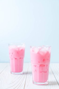 pembe çilek milkshake