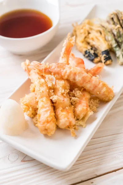 Camarones tempura (camarones fritos maltratados) con verduras —  Fotos de Stock