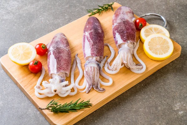 taze ahtapot veya mürekkep ahşap tahta üzerinde ham