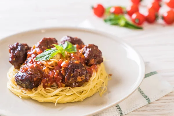 Spaghetti mit Frikadellen — Stockfoto