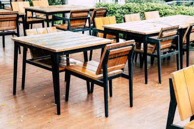 boş ahşap masa ve sandalye Açık Restoran