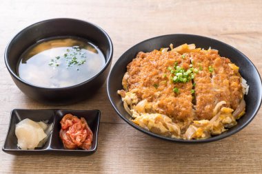 Kızarmış domuz pirzola tabağı (Katsudon)