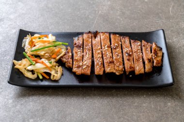 sebze ile dilimlenmiş domuz biftek ızgara 