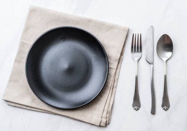 boş tabak kaşık çatal ve bıçak