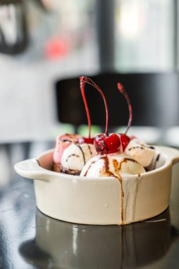 pişmiş hatmi ve dondurma ile çikolatalı kek