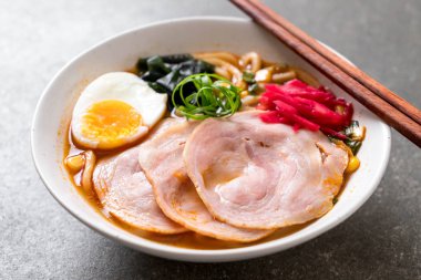Baharatlı miso udon ramen noodle domuz eti ile