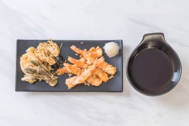 sebzeli karides tempura (hırpalanmış kızarmış karides)