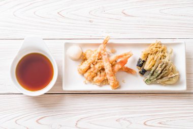 sebzeli karides tempura (hırpalanmış kızarmış karides)