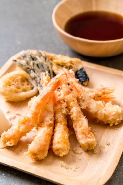 sebzeli karides tempura (hırpalanmış kızarmış karides)