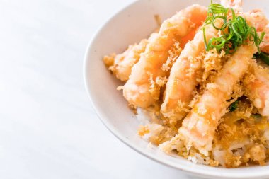 kızarmış karides tempura üzerinde pirinç kase tepesinde