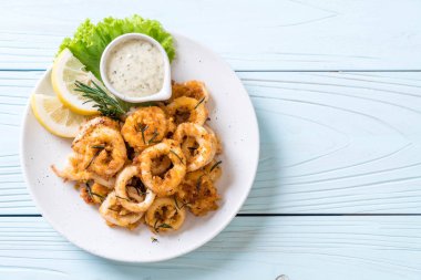 Kızarmış squids ve soslu ahtapot (kalamar)