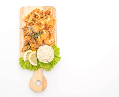 soslu kızarmış deniz ürünleri (mürekkep, karides, midye)