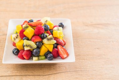 karışık taze meyve (çilek, ahududu, yaban mersini, kivi, mang