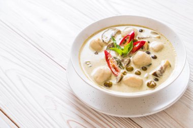 Balık topu ile yeşil köri