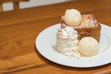 vanilyalı dondurma ile bal tost