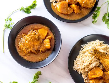 Şehriye ile tavuk Massaman köri hamur