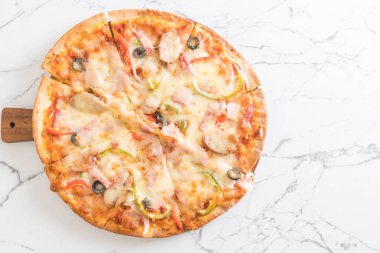 Salam ve sosis pizza