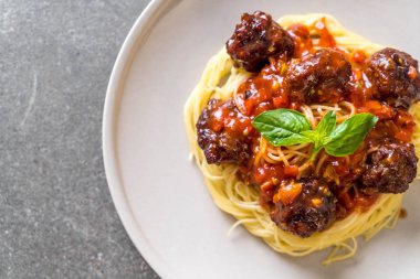 Köfteli spagetti.