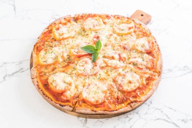 tablo üzerinde domates pizza 