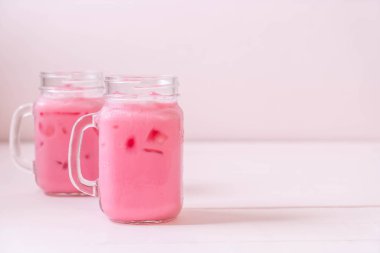 pembe çilek milkshake