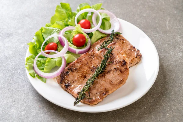 Filete de cerdo a la parrilla con verduras — Foto de Stock