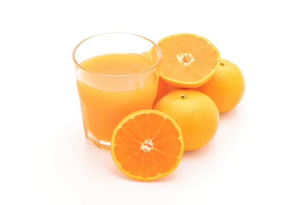 Succo d'arancia con arancia su sfondo bianco — Foto Stock
