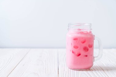 pembe çilek milkshake