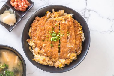 Kızarmış domuz pirzola tabağı (Katsudon)