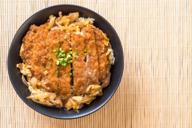 Kızarmış domuz pirzola tabağı (Katsudon)