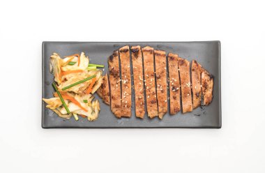 sebze ile dilimlenmiş domuz biftek ızgara 