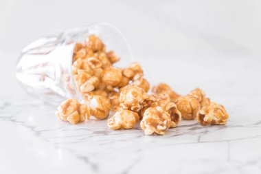 Patlamış Mısır ile karamel