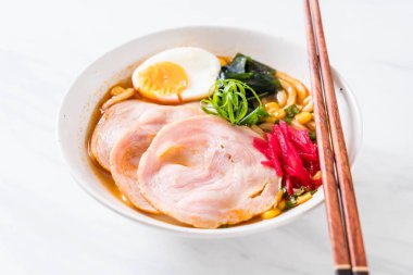 Baharatlı miso udon ramen noodle domuz eti ile