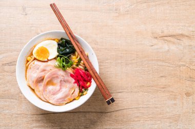 Baharatlı miso udon ramen noodle domuz eti ile