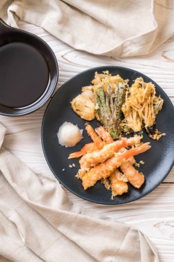 sebzeli karides tempura (hırpalanmış kızarmış karides)