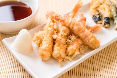 sebzeli karides tempura (hırpalanmış kızarmış karides)