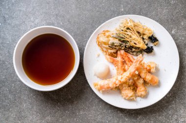 sebzeli karides tempura (hırpalanmış kızarmış karides)