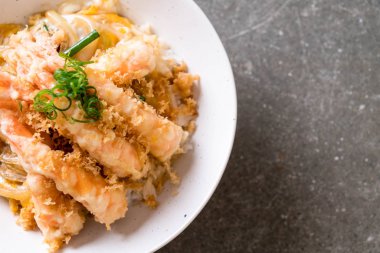 kızarmış karides tempura üzerinde pirinç kase tepesinde