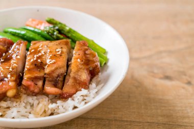 Teriyaki tavuk pilav kasesi