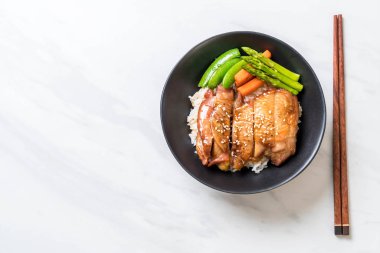 Teriyaki tavuk pilav kasesi