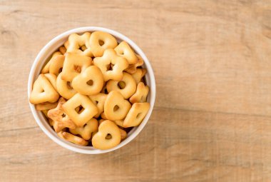 kahve ile bisküvi kraker